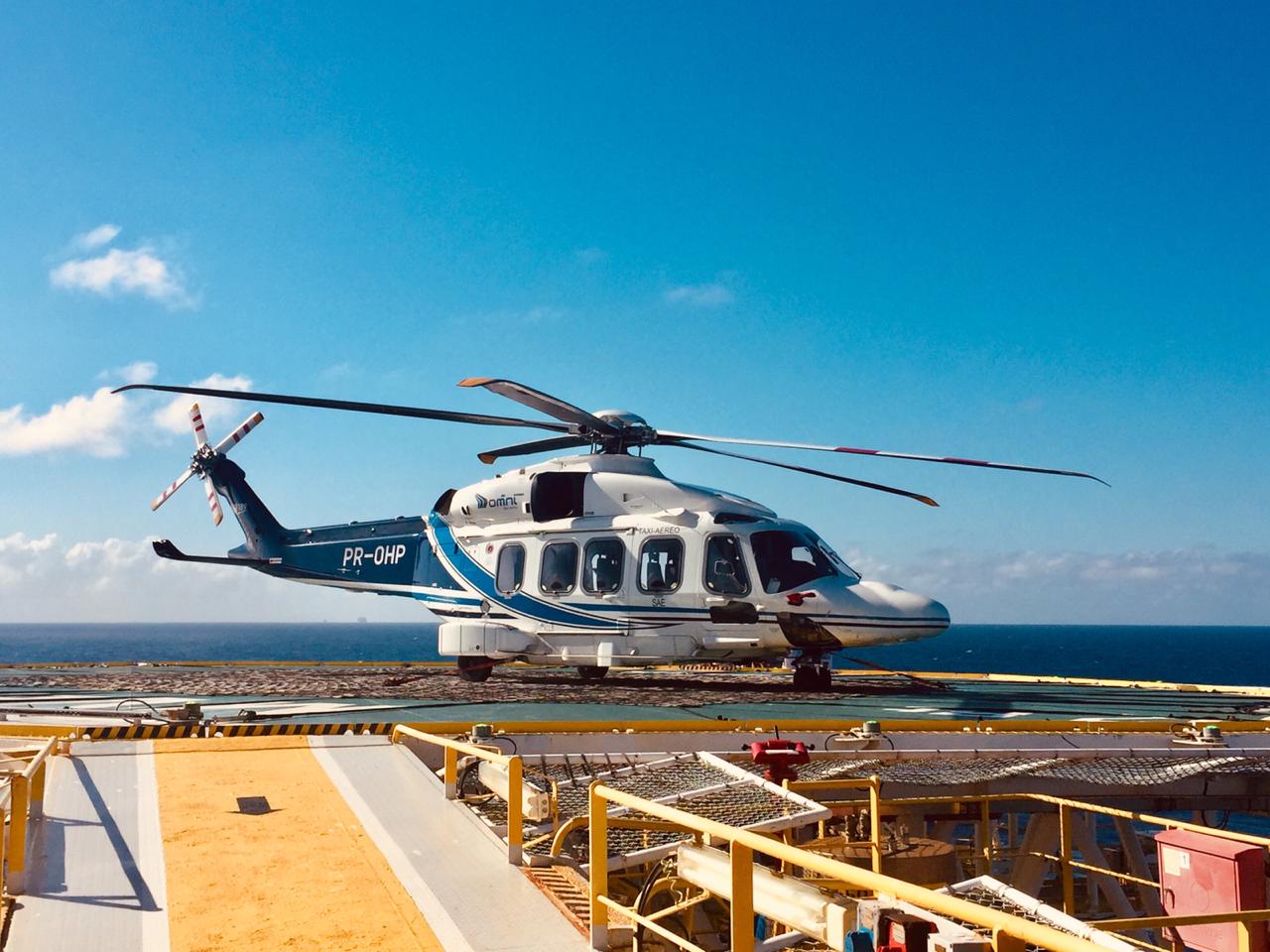 самолеты с удлиненным хвостом. ту 160 на аэродроме. стратегический бомбардировщик мясищева м-4. самолет с пассажиром. борт самолета.