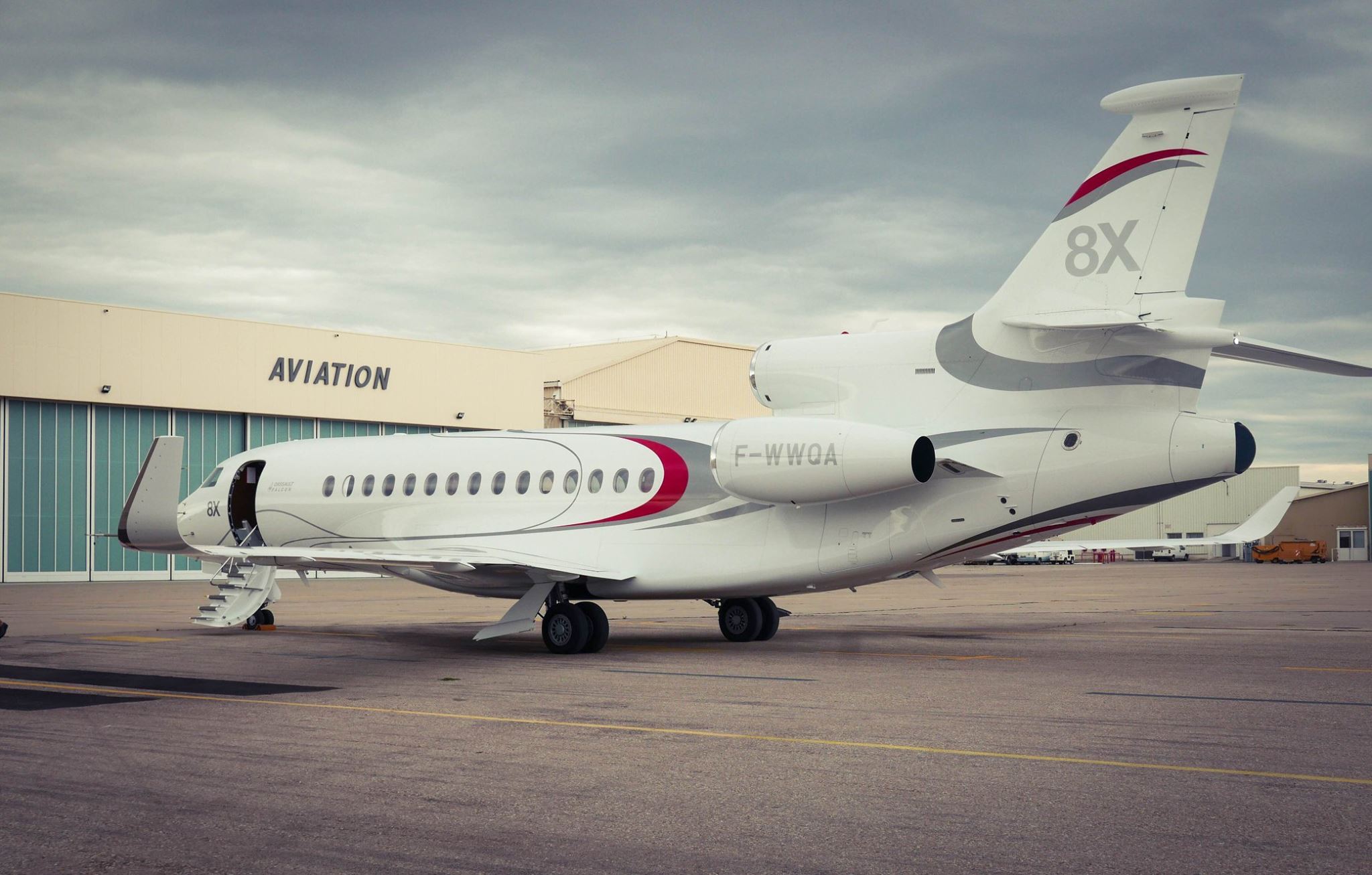 Falcon 8x. Dassault Falcon 8x самолёт. Бизнес Джет Falcon 8x. Falcon 8.