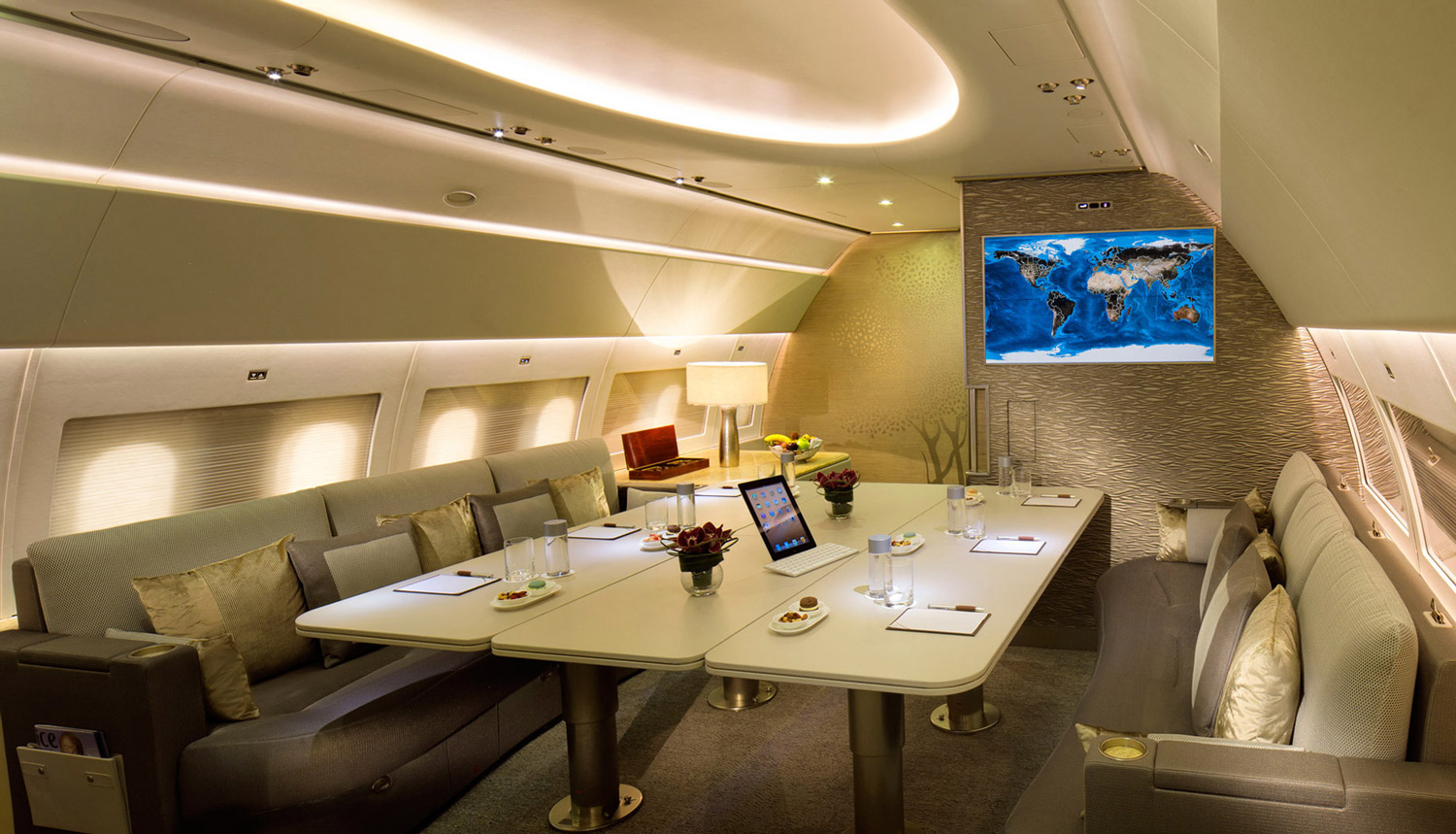Emirates представила свой ACJ319 на Abu Dhabi Air Expo 2022