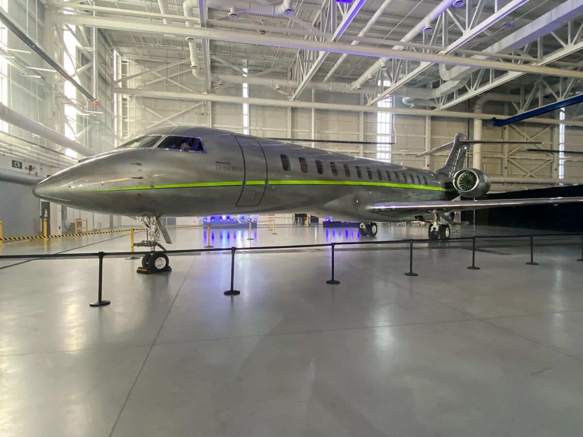 Bombardier поставила первый серийный Global 8000