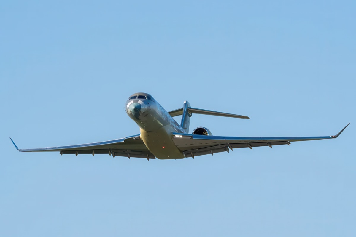 Серийный Bombardier Global 8000 выполнил первый полет
