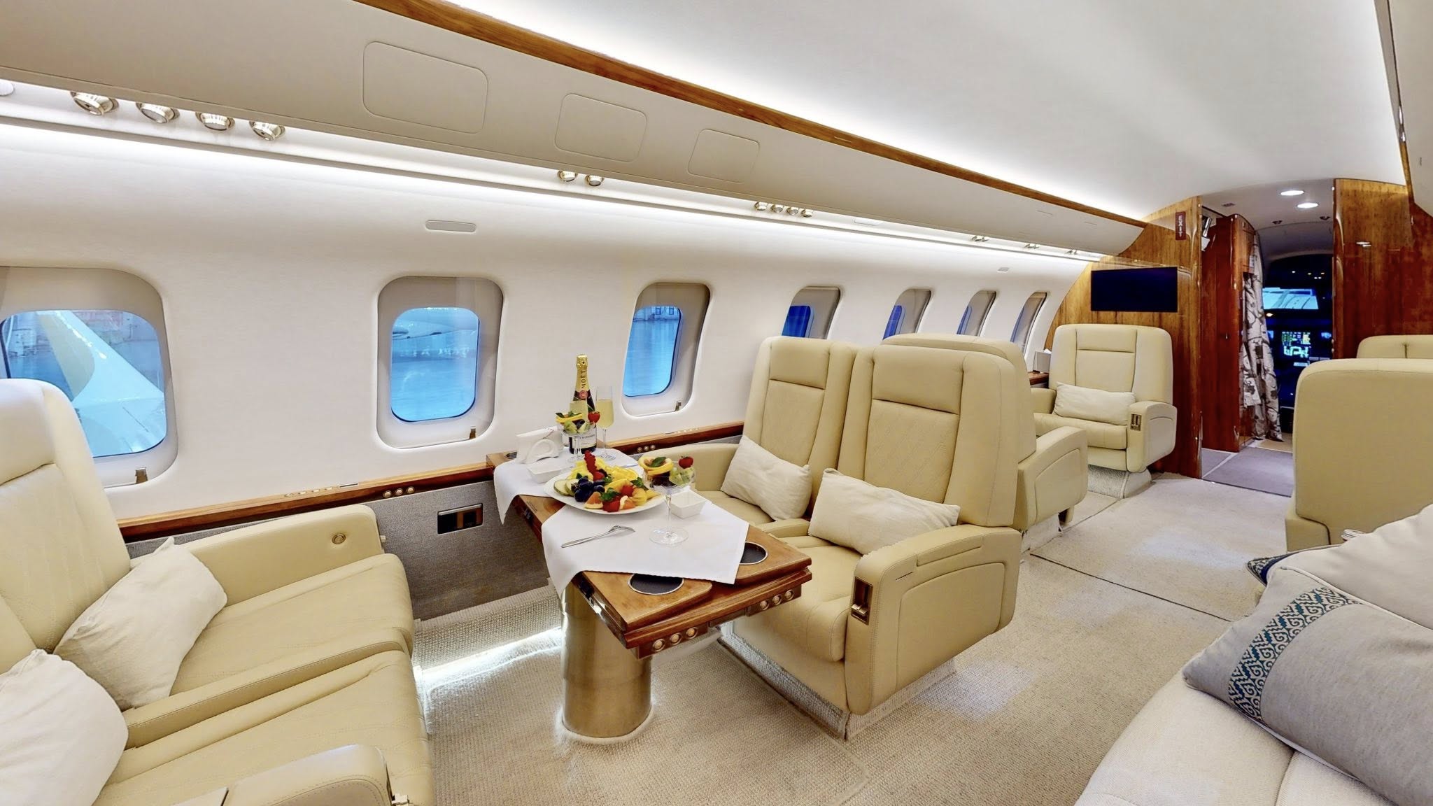 Comlux KZ     Bombardier Challenger 605