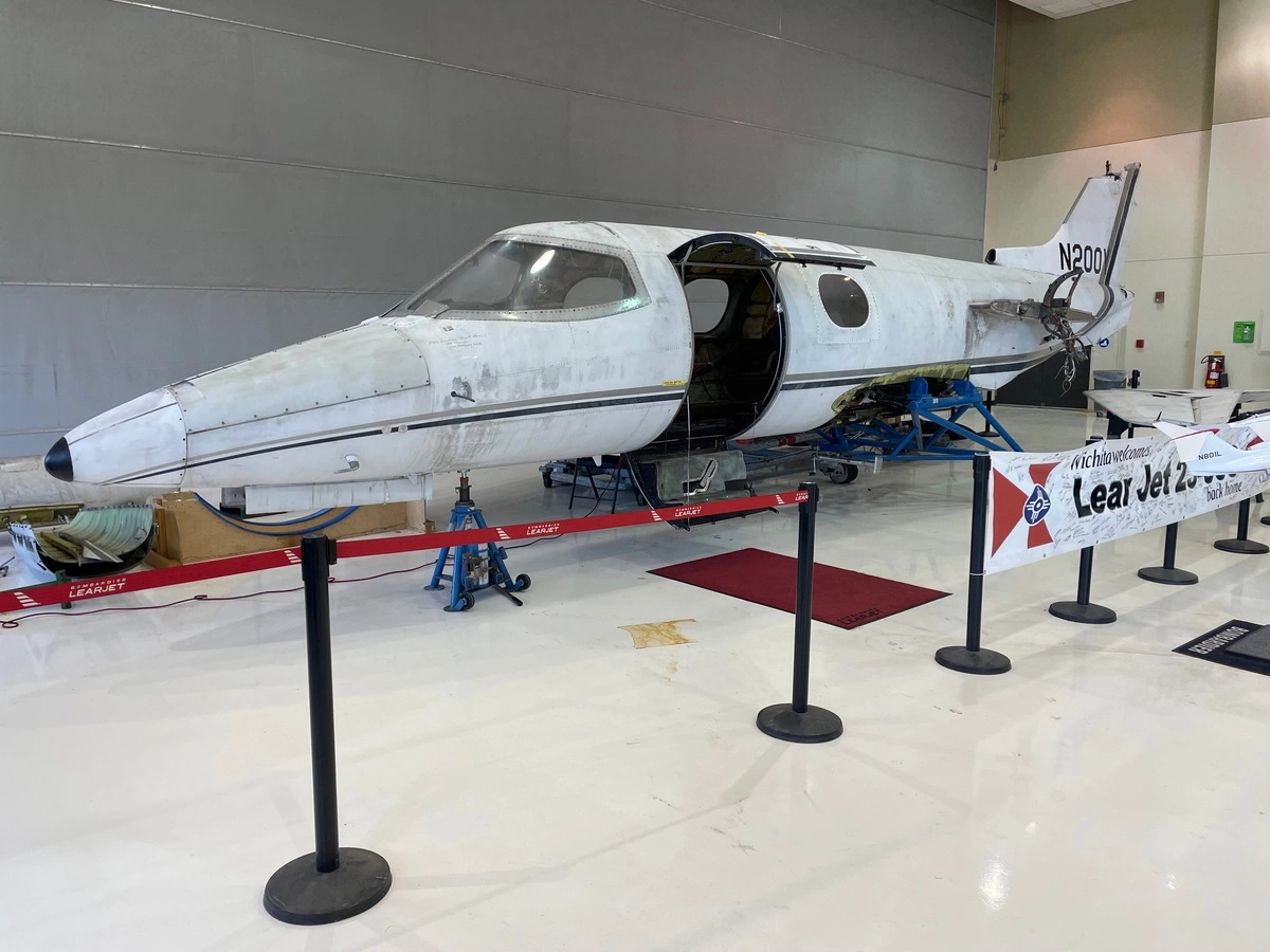 Bombardier       Learjet