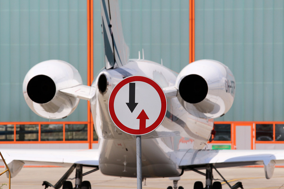 Оман ограничивает полёты частных самолётов