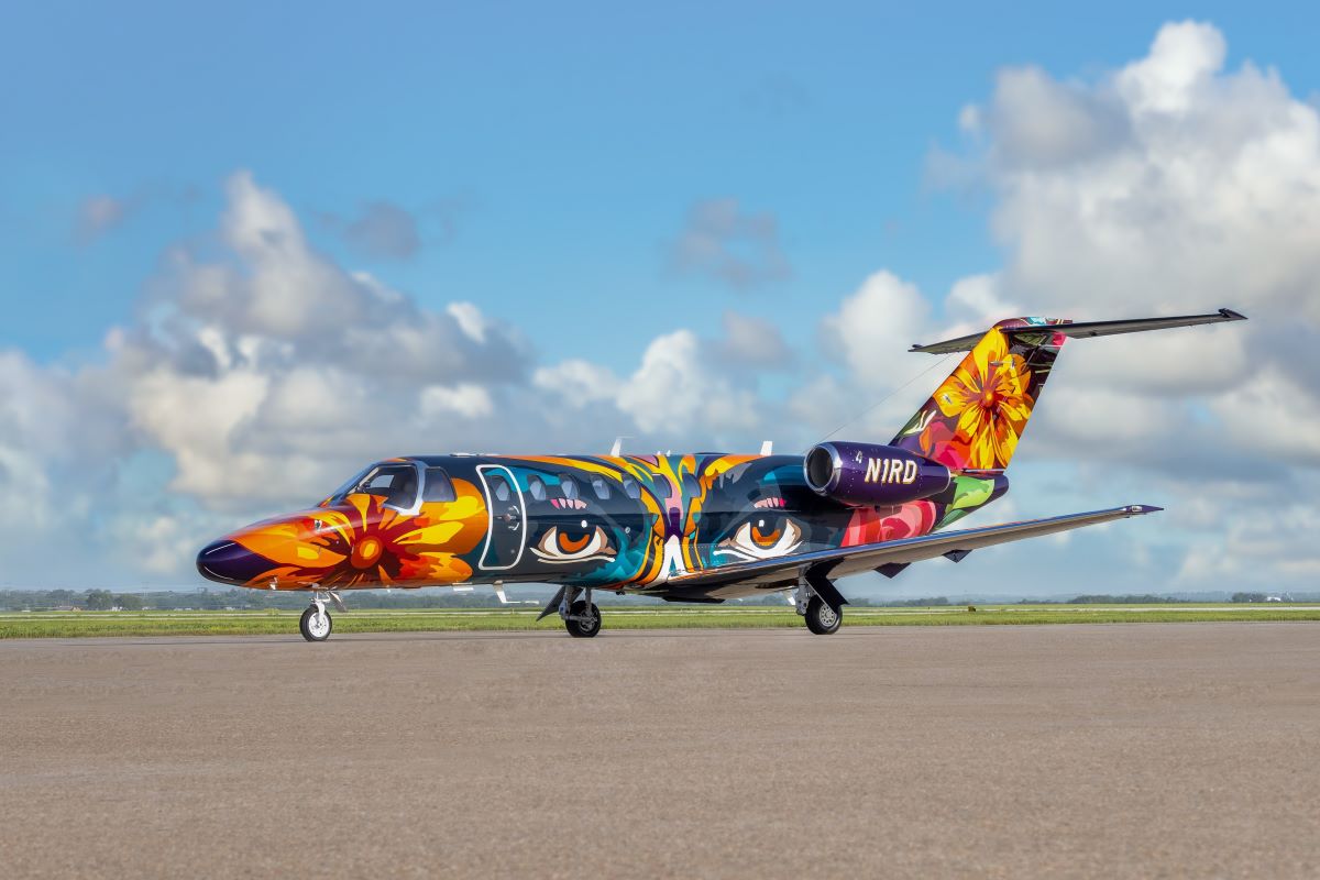 Duncan Aviation «открывает глаза в небесах»: уникальная покраска самолёта CJ3+ 