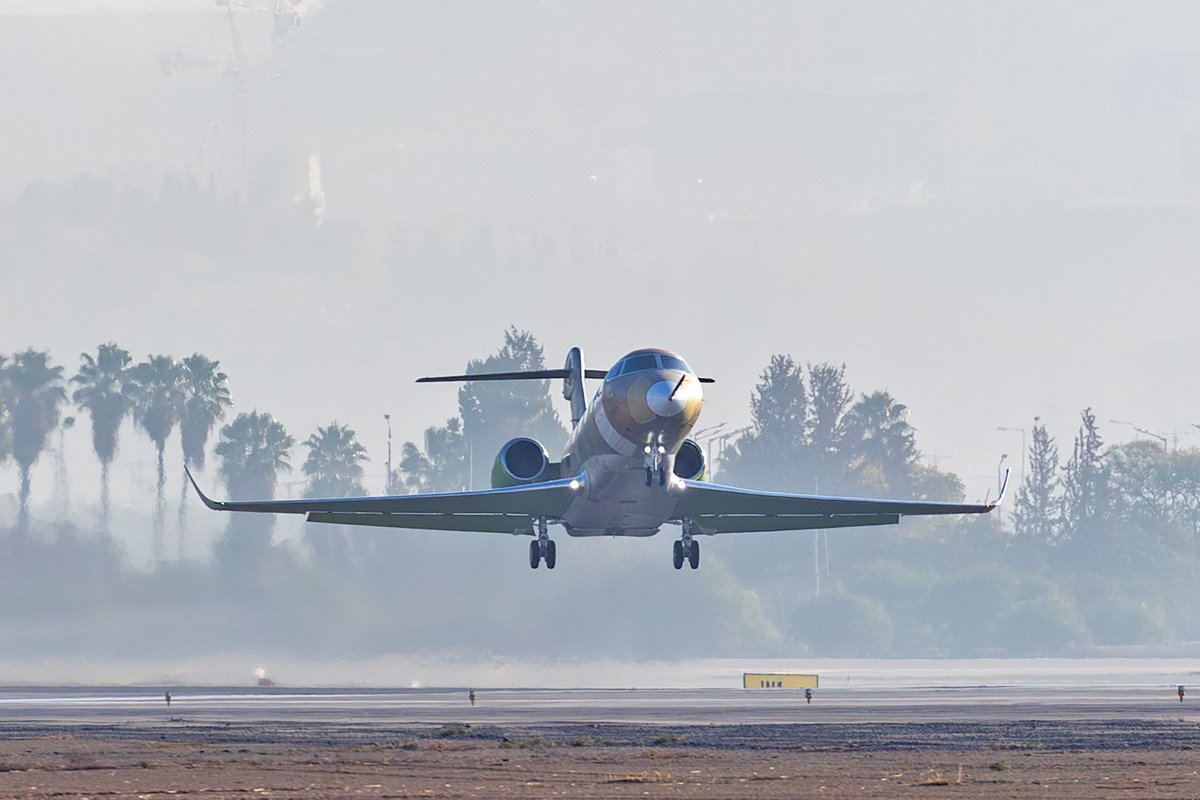 Gulfstream G300 поднимается в небо