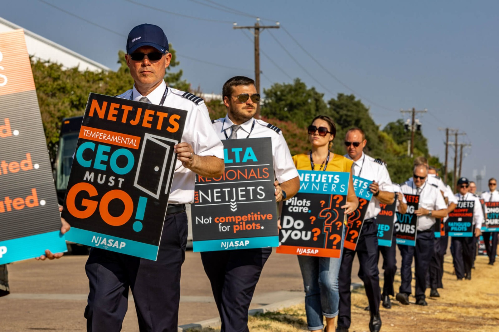 NetJets заявляет, что предложила пилотам увеличение зарплаты на 52,5%, по профсоюз отказался
